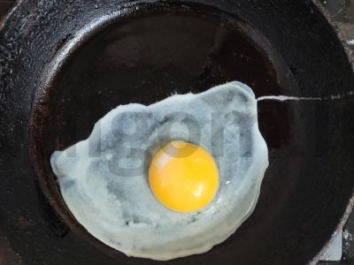 Sotūs pusryčiai su kiaušiniu ir dešra ant tortilijos Žingsnis 1