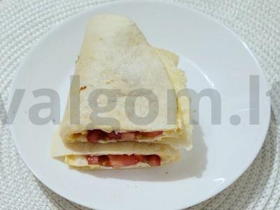 Sotūs pusryčiai su kiaušiniu ir dešra ant tortilijos pagrindine nuotrauka