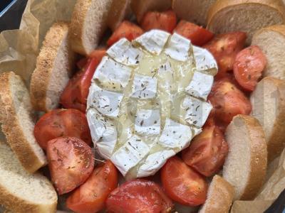 Sūris su baltąja pelėsiu, keptas orkaitėje pagrindine nuotrauka