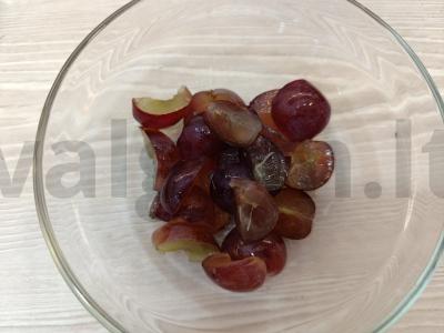 Vaisių-uogų desertas su kazinakais ir sausainiais Žingsnis 1