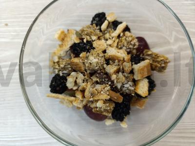 Vaisių-uogų desertas su kazinakais ir sausainiais Žingsnis 4