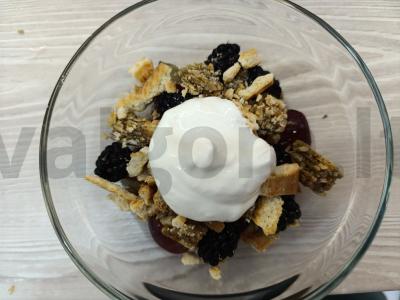 Vaisių-uogų desertas su kazinakais ir sausainiais Žingsnis 5