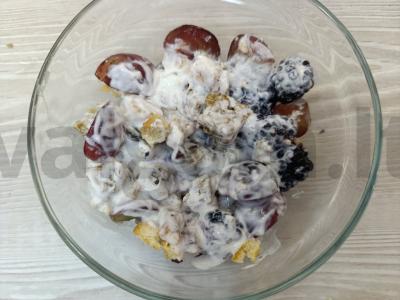 Vaisių-uogų desertas su kazinakais ir sausainiais pagrindine nuotrauka