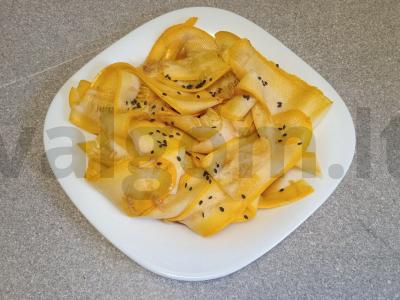 Marinuoti cukinijos su sojų padažu ir medumi pagrindine nuotrauka