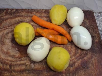 Daržovių ir žuvies konservų salotas Žingsnis 2