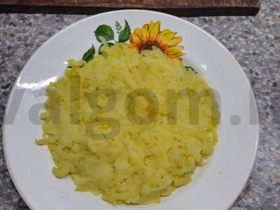 Daržovių ir žuvies konservų salotas Žingsnis 4