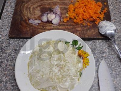 Daržovių ir žuvies konservų salotas Žingsnis 5