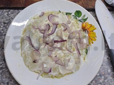 Daržovių ir žuvies konservų salotas Žingsnis 6