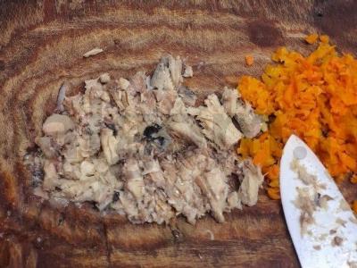 Daržovių ir žuvies konservų salotas Žingsnis 7