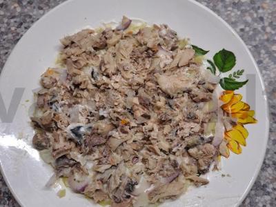 Daržovių ir žuvies konservų salotas Žingsnis 8