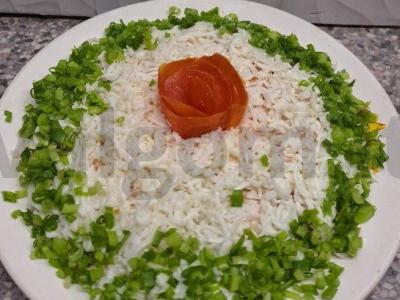 Daržovių ir žuvies konservų salotas pagrindine nuotrauka