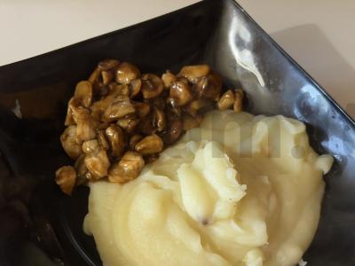 Vištiena su grybais sojų padaže pagrindine nuotrauka