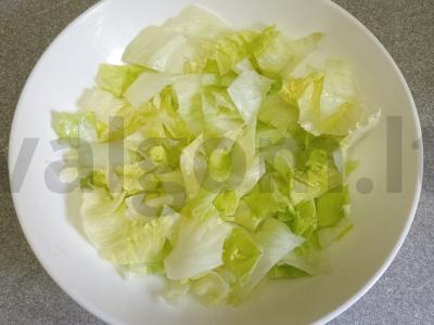 Salotas su alyvuogėmis, parmezanu ir citrinos padažu Žingsnis 1