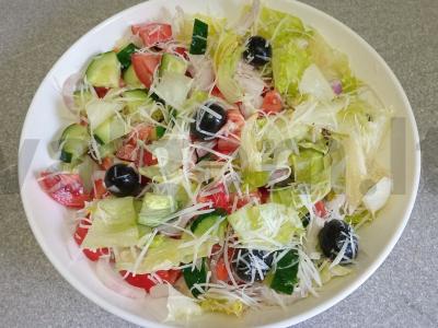 Salotas su alyvuogėmis, parmezanu ir citrinos padažu pagrindine nuotrauka