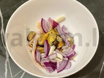 Jūros gėrybių, pomidorų ir raudonojo svogūno salotas Žingsnis 1