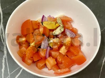 Jūros gėrybių, pomidorų ir raudonojo svogūno salotas Žingsnis 2