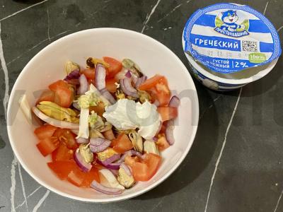 Jūros gėrybių, pomidorų ir raudonojo svogūno salotas Žingsnis 3