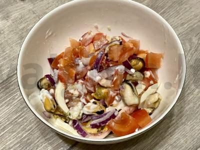 Jūros gėrybių, pomidorų ir raudonojo svogūno salotas pagrindine nuotrauka