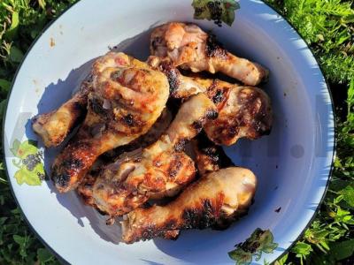 Vištienos blauzdelės terijaki padaže su adžika ant grilio pagrindine nuotrauka