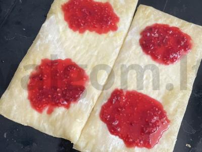 Švelnūs sluoksniuoti pyragėliai su avietėmis ir obuoliais Žingsnis 2