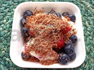 Uogų ledai su avietėmis, mėlynėmis ir šokoladu pagrindine nuotrauka