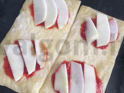 Švelnūs sluoksniuoti pyragėliai su avietėmis ir obuoliais Žingsnis 3