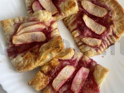 Švelnūs sluoksniuoti pyragėliai su avietėmis ir obuoliais pagrindine nuotrauka