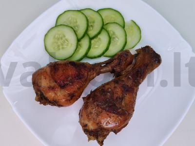 Kepta vištiena aluje su česnaku pagrindine nuotrauka