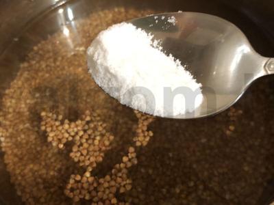 Grikių košė su džiovintais slyvomis ir pienu Žingsnis 1