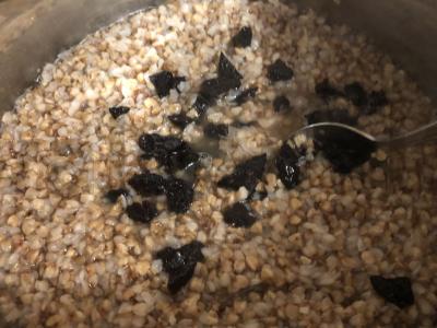 Grikių košė su džiovintais slyvomis ir pienu Žingsnis 3