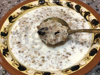 Grikių košė su džiovintais slyvomis ir pienu pagrindine nuotrauka