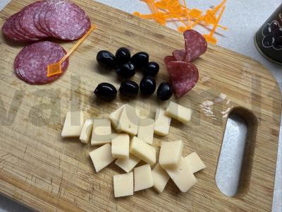 Kanarė su saliami ir alyvuogėmis Žingsnis 1