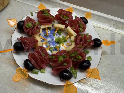 Kanarė su saliami ir alyvuogėmis pagrindine nuotrauka