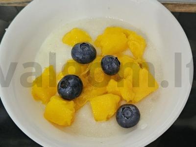 Pieninė manų košė su mangais ir mėlynėmis pagrindine nuotrauka