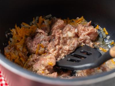 Makaronai su troškiniu lėtoje viryklėje Žingsnis 3