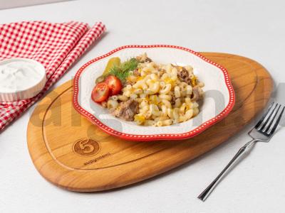 Makaronai su troškiniu lėtoje viryklėje pagrindine nuotrauka