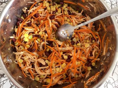 Salotas su vištienos filė, pupelėmis ir kukurūzais Žingsnis 3