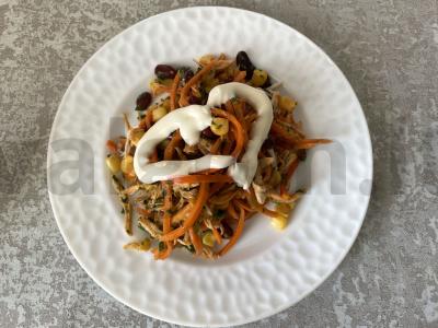 Salotas su vištienos filė, pupelėmis ir kukurūzais pagrindine nuotrauka