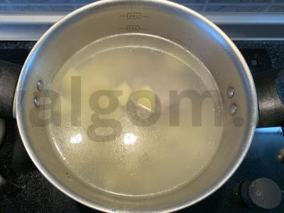 Sriuba su kiaulienos šonkauliais ir česnakiniais kukuliais Žingsnis 3