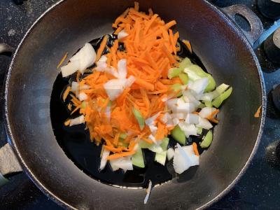 Sriuba su kiaulienos šonkauliais ir česnakiniais kukuliais Žingsnis 5