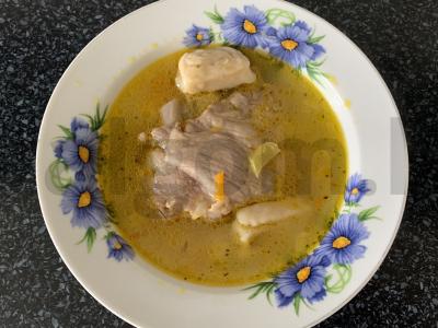 Sriuba su kiaulienos šonkauliais ir česnakiniais kukuliais pagrindine nuotrauka