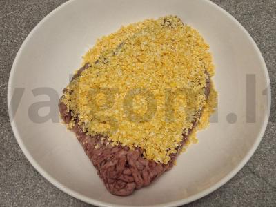 Kepti jautienos kotletai su kukurūzų dribsniais Žingsnis 1