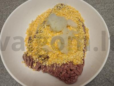 Kepti jautienos kotletai su kukurūzų dribsniais Žingsnis 2