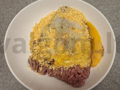 Kepti jautienos kotletai su kukurūzų dribsniais Žingsnis 3