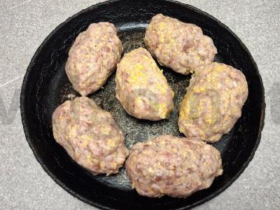 Kepti jautienos kotletai su kukurūzų dribsniais Žingsnis 5