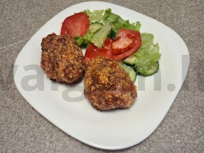 Kepti jautienos kotletai su kukurūzų dribsniais pagrindine nuotrauka