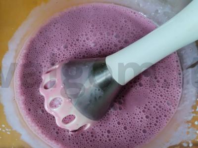 Juodųjų serbentų pyragas su raugintu pienu Žingsnis 1