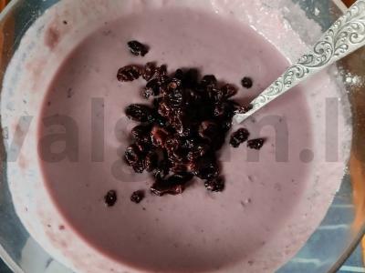 Juodųjų serbentų pyragas su raugintu pienu Žingsnis 3