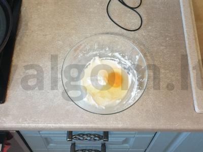 Purūs pyragas su konservuotais ananasais Žingsnis 2