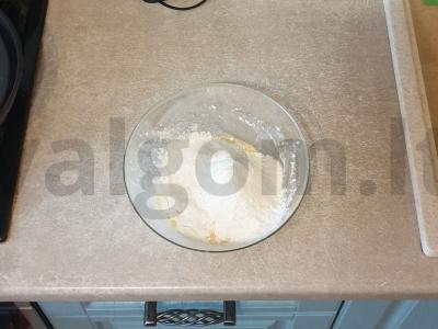 Purūs pyragas su konservuotais ananasais Žingsnis 3